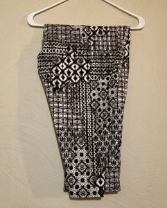 Fun black and white pattered capri jeggings